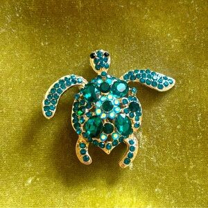 NWOT Turtle brooch with Green, ab Rhinestones on Gold frame.